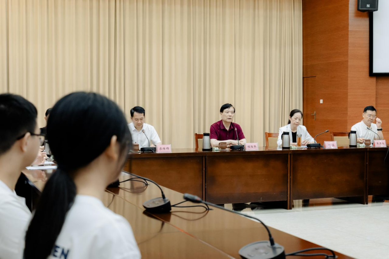 “阳光砺行 爱心助学” 大学新生助学金发放仪式